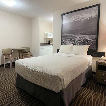 Мотель Super 8 By Wyndham Revelstoke Bc Экстерьер фото